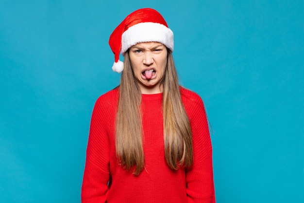 Junge hübsche Frau, die Weihnachtskleidung trägt