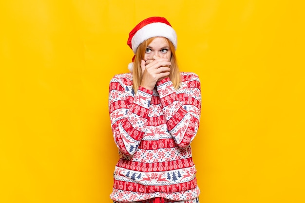 Junge hübsche Frau, die Weihnachtskleidung trägt