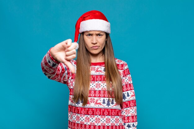 Junge hübsche Frau, die Weihnachtskleidung trägt