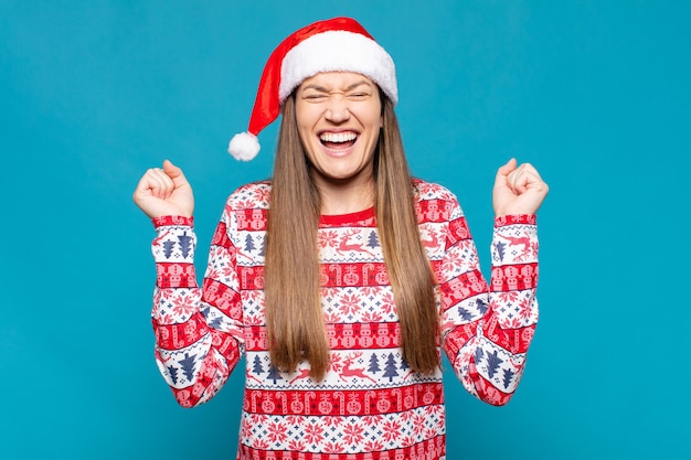 Junge hübsche Frau, die Weihnachtskleidung trägt