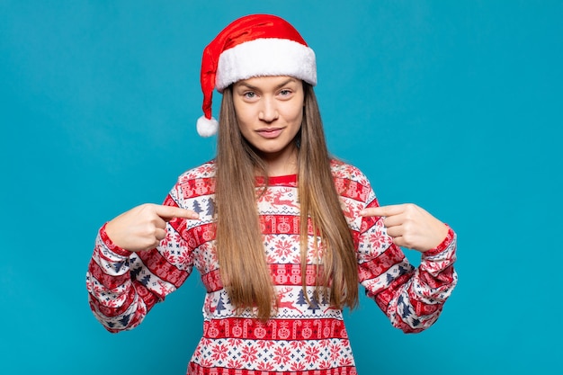 Junge hübsche Frau, die Weihnachtskleidung trägt