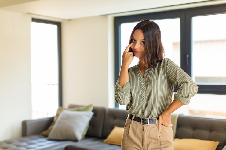 Foto junge hübsche frau, die zu hause auf einer couch entspannt