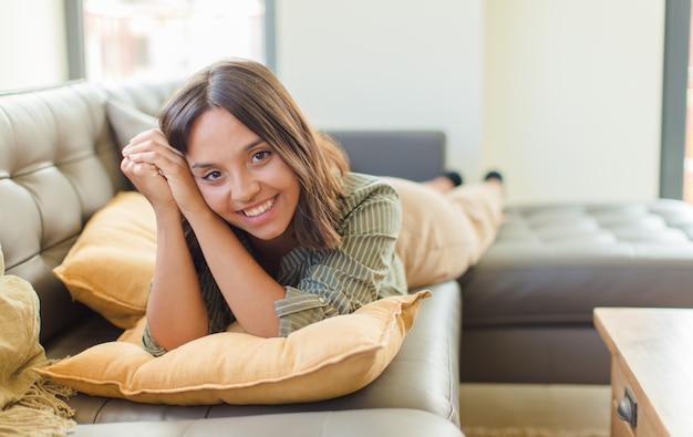 Foto junge hübsche frau, die zu hause entspannt