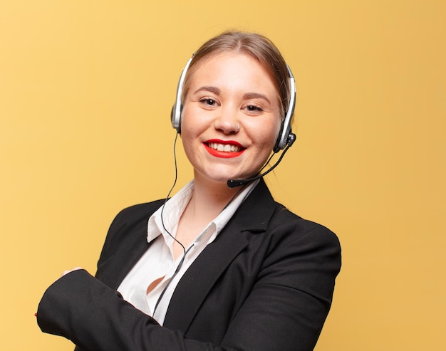 Junge hübsche Frau. glücklicher und überraschter Ausdruck. Telemarketing-Konzept