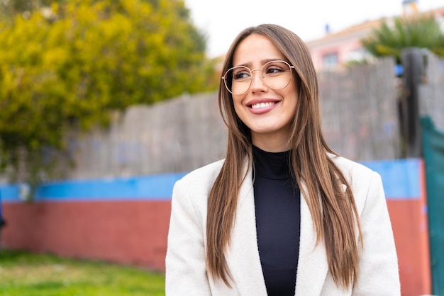 Junge hübsche Frau im Freien Portrait