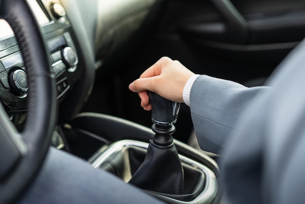 Junge hübsche Frau in einem Auto