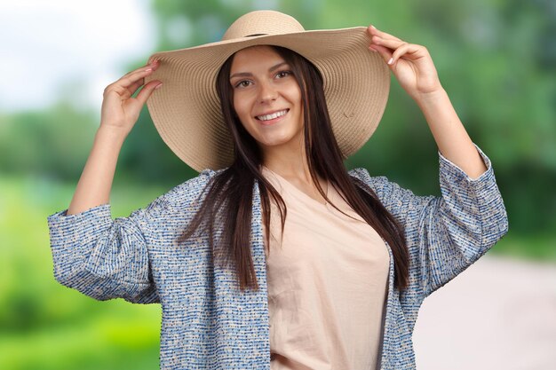 Junge hübsche Frau in einem Strohhut