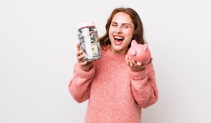Foto junge hübsche frau mit banknotensparkonzept