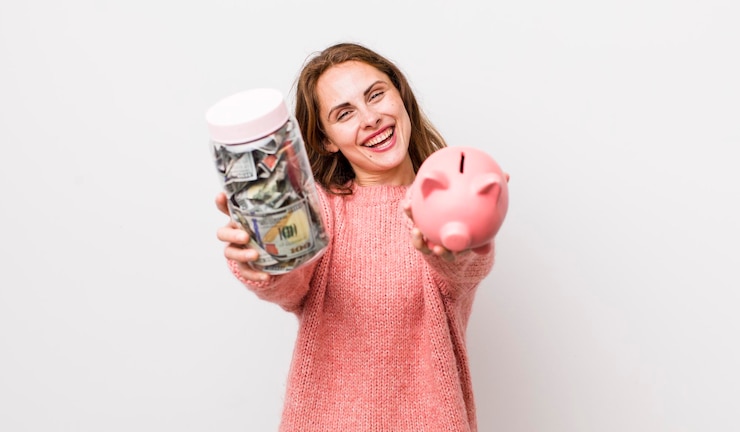 Foto junge hübsche frau mit banknotensparkonzept