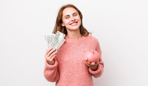 Junge hübsche Frau mit Banknotensparkonzept