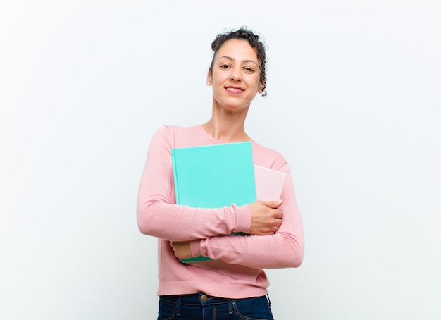 Junge hübsche Frau mit Buchweißwand