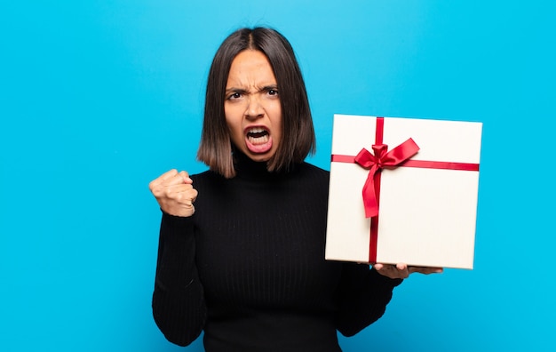 Junge hübsche Frau mit einem Geschenk