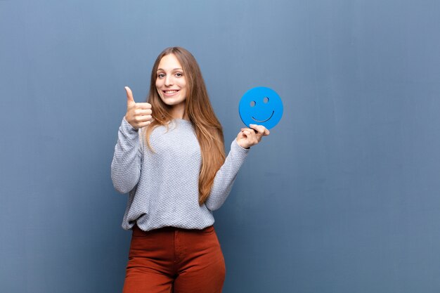 Junge hübsche Frau mit einem lächelnden Gesicht