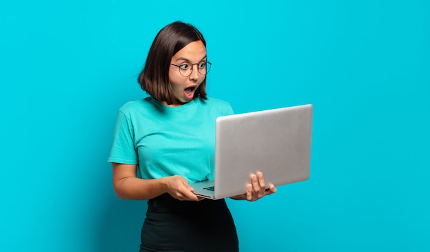 Junge hübsche Frau mit einem Laptop