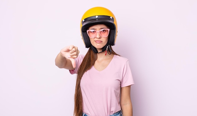 Junge hübsche Frau mit einem Motorradhelm.