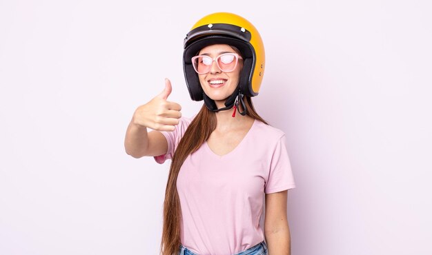 Junge hübsche Frau mit einem Motorradhelm.