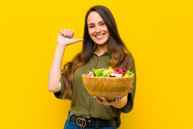 Junge hübsche Frau mit einem Salat.