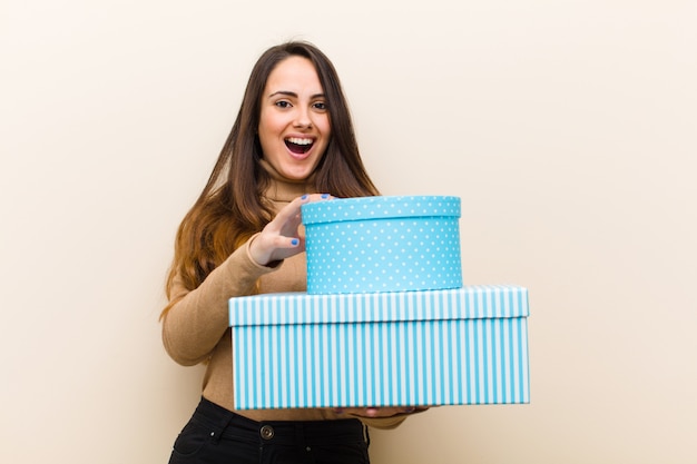 Junge hübsche Frau mit Geschenkbox