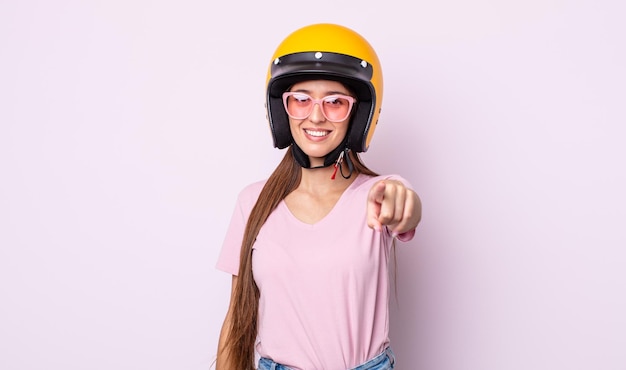 Junge hübsche Frau mit Motorradhelm