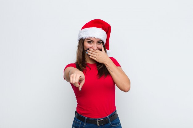 Junge hübsche Frau mit Sankt-Hut. Weihnachtskonzept.