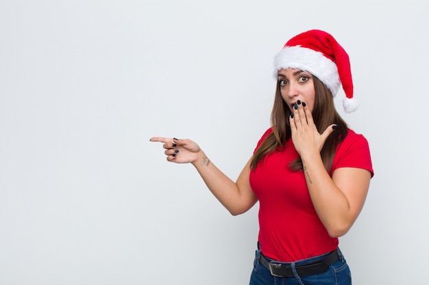 Junge hübsche Frau mit Sankt-Hut. Weihnachtskonzept.