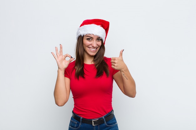 Junge hübsche Frau mit Sankt-Hut. Weihnachtskonzept.