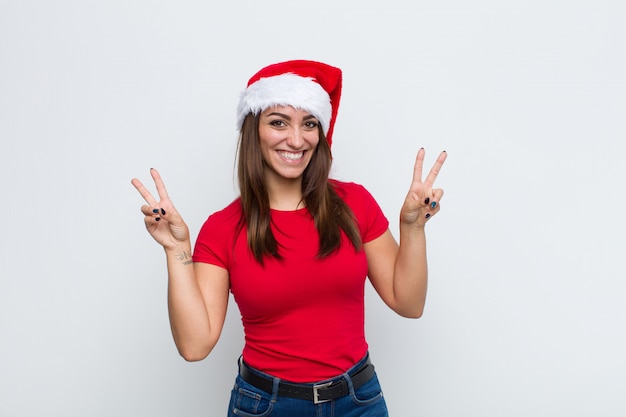 Junge hübsche Frau mit Sankt-Hut. Weihnachtskonzept.