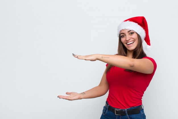 Junge hübsche Frau mit Sankt-Hut. Weihnachtskonzept.