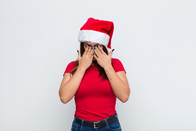 Junge hübsche Frau mit Sankt-Hut. Weihnachtskonzept.