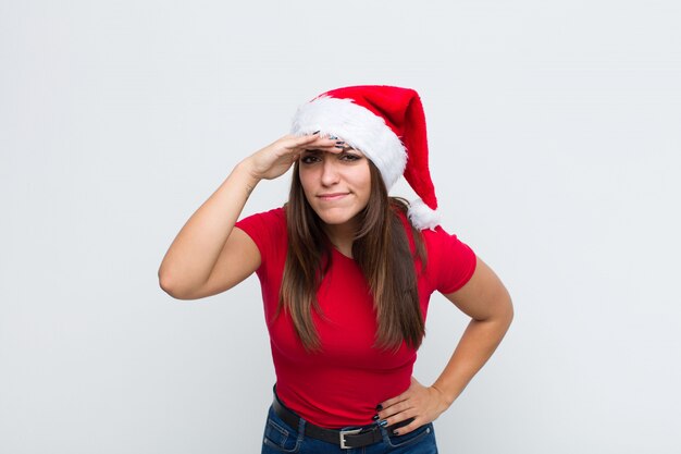 Junge hübsche Frau mit Sankt-Hut. Weihnachtskonzept.