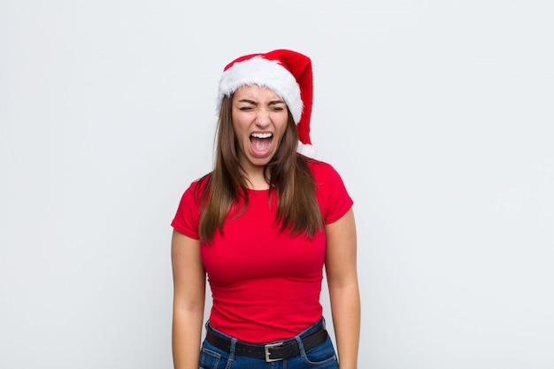 Junge hübsche Frau mit Sankt-Hut. Weihnachtskonzept.