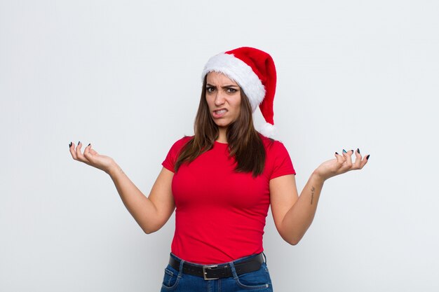 Junge hübsche Frau mit Sankt-Hut. Weihnachtskonzept.