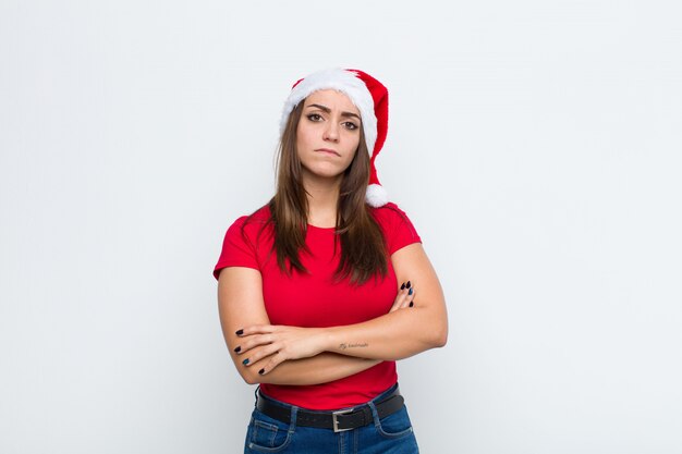 Junge hübsche Frau mit Sankt-Hut. Weihnachtskonzept.