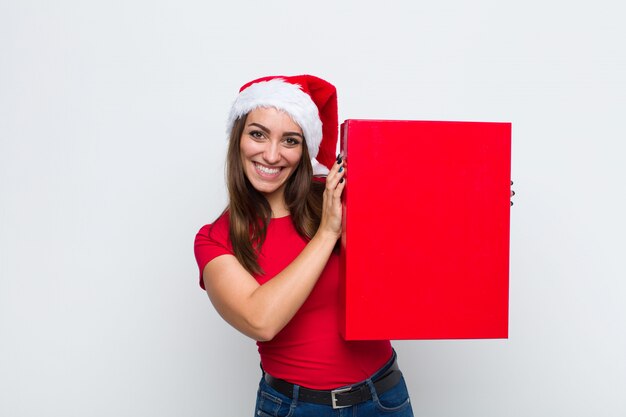 Junge hübsche Frau mit Sankt-Hut. Weihnachtskonzept.