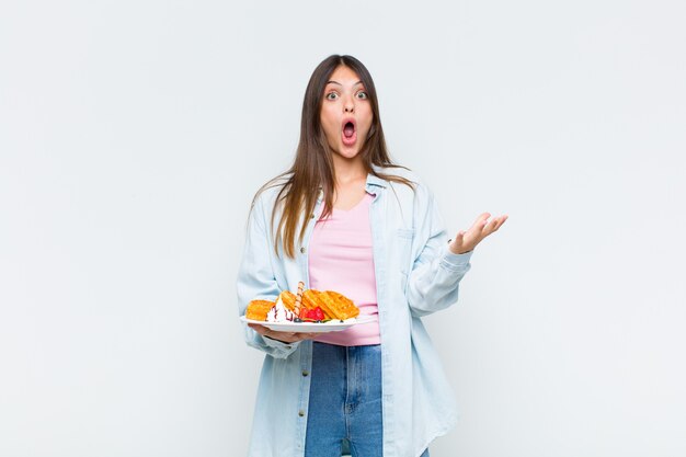 Junge hübsche Frau mit Waffeln