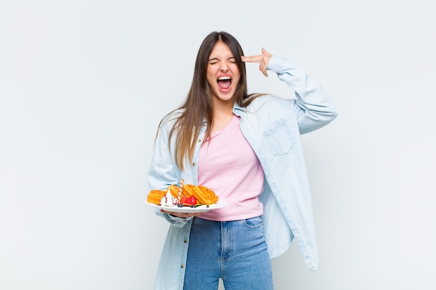 Junge hübsche Frau mit Waffeln