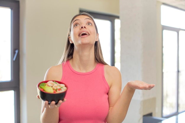 Junge hübsche Frau schreit mit erhobenen Händen in der Luft. Japanisches Ramen-Konzept