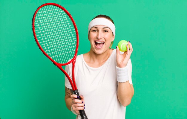 Junge hübsche Frau Tenniskonzept