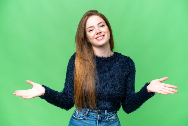Junge hübsche Frau über isoliertem Chroma-Key-Hintergrund glücklich und lächelnd