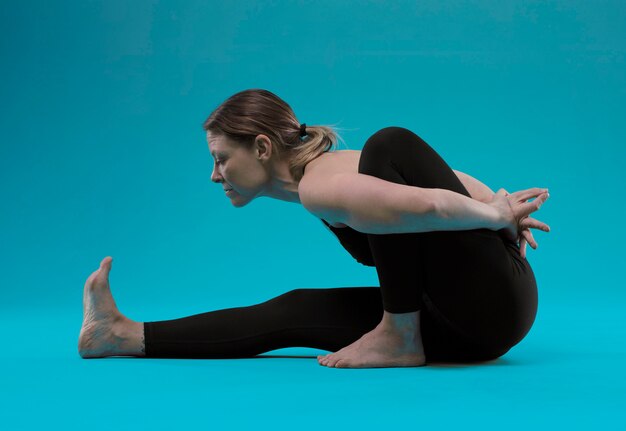 junge hübsche Frau Yoga-Pose