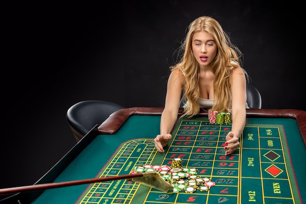 Junge hübsche Frauen, die Roulette spielen, gewinnen im Casino