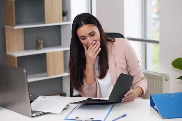 Junge hübsche Geschäftsfrau im Büro