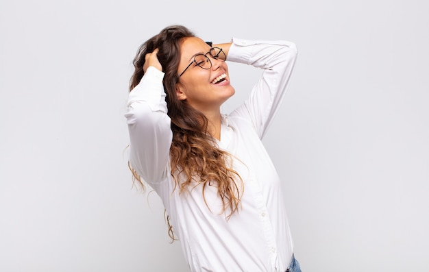 junge hübsche Geschäftsfrau mit Brille