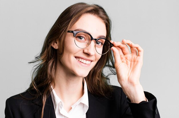 junge hübsche Geschäftsfrau mit Brille