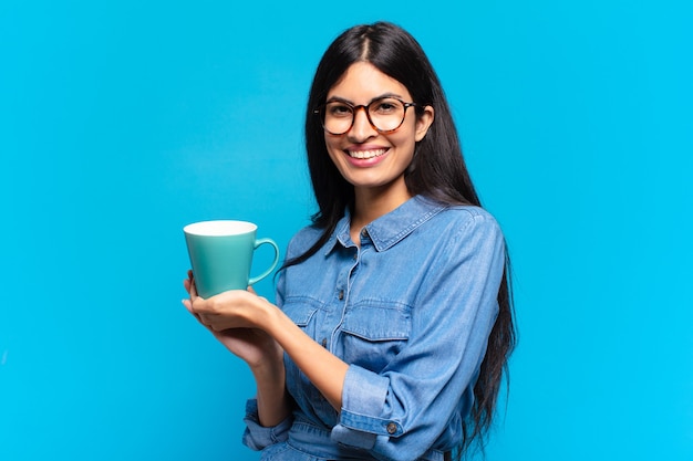 Junge hübsche hispanische Frau, die einen Kaffee trinkt