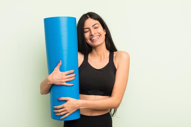 Junge hübsche hispanische Frau Fitness und Yoga-Konzept