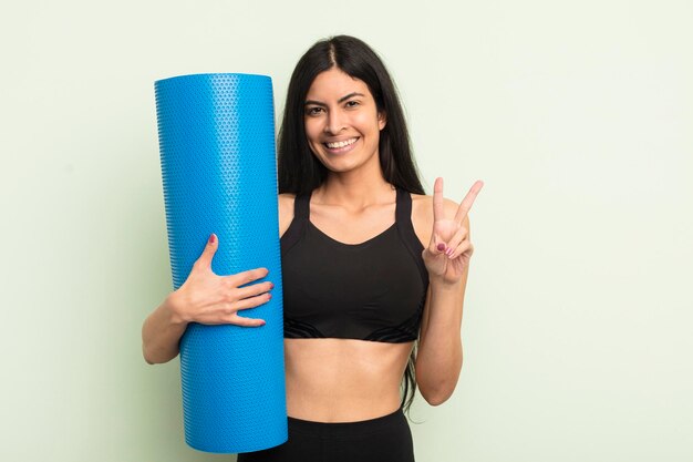 Junge hübsche hispanische Frau Fitness und Yoga-Konzept