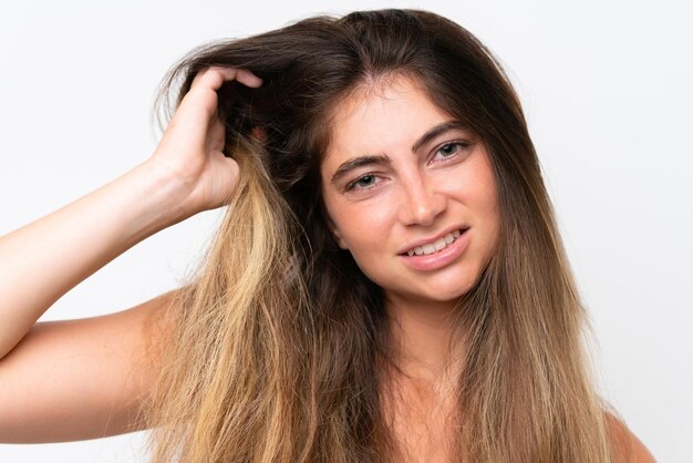 Foto junge hübsche kaukasische frau isoliert auf weißem hintergrund mit wirrem haar, nahaufnahmeporträt