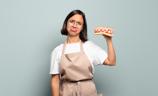 Junge hübsche Köchin. Fast-Food-Konzept