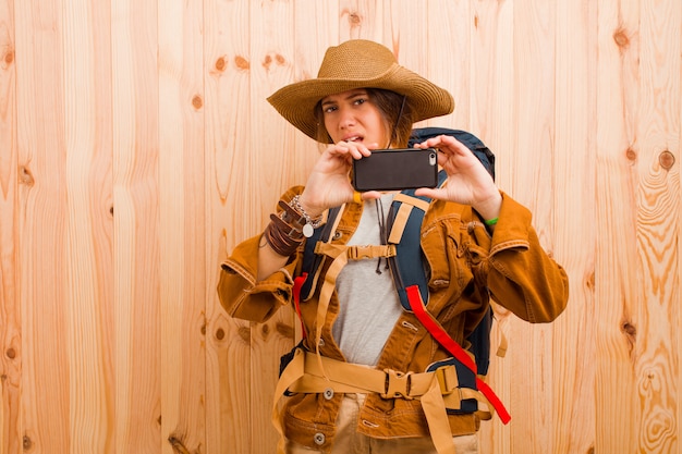 Foto junge hübsche reisende frau mit einem handy